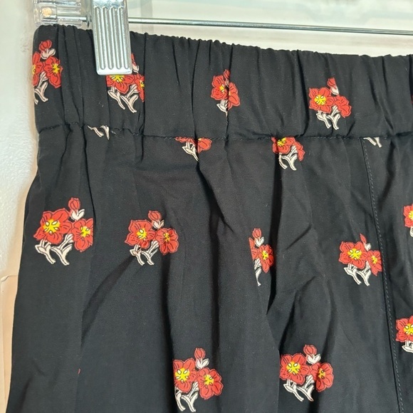 NWT Maeve Anthroplogie Black Floral Pleated Flounce Shorts XS - Picture 6 of 9